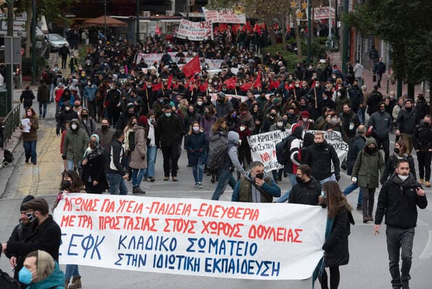 January 22, 2022: Protesters shout slogans against the Government. Thousands gathered in front of the Parliament and marched in the center of Athens to protest over the critical state the health system is, struggling to cope with the Covid19 pandemic. - ZUMAg221 20220122_zap_g221_031 Copyright: xNikolasxGeorgioux