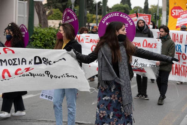January 22, 2022: Protesters shout slogans against the Government. Thousands gathered in front of the Parliament and marched in the center of Athens to protest over the critical state the health system is, struggling to cope with the Covid19 pandemic. - ZUMAg221 20220122_zap_g221_033 Copyright: xNikolasxGeorgioux
