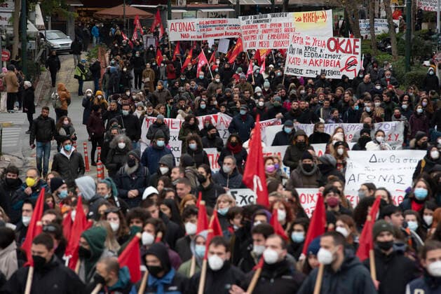 January 22, 2022: Protesters shout slogans against the Government. Thousands gathered in front of the Parliament and marched in the center of Athens to protest over the critical state the health system is, struggling to cope with the Covid19 pandemic. - ZUMAg221 20220122_zap_g221_037 Copyright: xNikolasxGeorgioux