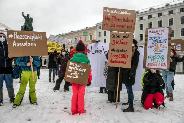 News Bilder des Tages Kundgebung Leise wird sichtbar, bundesweiter Aktionstag u.a. von Eltern, fordern ein sofortiges Aussetzen der Präsenzpflicht an Schulen, gegen Durchseuchung der Kinder, München, 22. Januar 2022 DEU, Deutschland, München, 22.01.2022, Kundgebung Leise wird sichtbar, bundesweiter Aktionstag u.a. von Eltern, fordern ein sofortiges Aussetzen der Präsenzpflicht an Schulen, Distanzunterricht jetzt, Prävention statt Infektion, effektiven Infektionsschutz in allen Bildungseinrichtungen, keine Durchseuchung, Gesundheitsschutz, ca. 40 DemonstrantInnen haben sich auf auf dem Wittelsbacherplatz versammelt, im Hintergrund das Reiterstandbild von Kurfürst Maximilian I., Demonstrierende coronakonform mit Maske und Abstand, friedlich, nachmitt