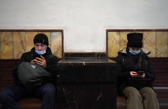 Russia Coronavirus Restrictions 6746880 22.01.2022 People wearing protective face masks use their phones as they wait on platform at the Moscow s metro amid the outbreak of the coronavirus disease, in Moscow, Russia. Valery Melnikov Sputnik Moscow Russia  Copyright: xValeryxMelnikovx
