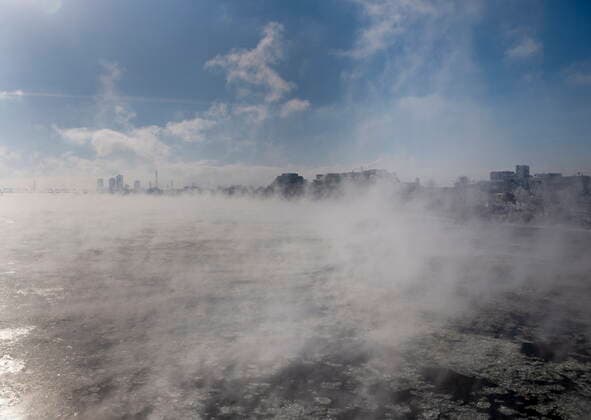 January 22, 2022, Montreal, PQ, Canada: Ice fog rises off the St. Lawerence River in Montreal, Saturday, Jan. 22, 2022. Environment Canada has issued an extreme cold warning for the region. Montreal Canada  - ZUMAc35_ 20220122_zaf_c35_001 Copyright: xGrahamxHughesx