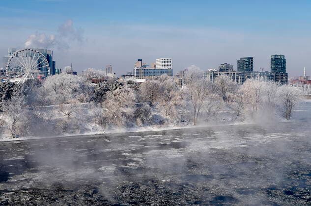 January 22, 2022, Montreal, PQ, Canada: Ice fog rises off the St. Lawerence River in Montreal, Saturday, Jan. 22, 2022. Environment Canada has issued an extreme cold warning for the region. Montreal Canada  - ZUMAc35_ 20220122_zaf_c35_003 Copyright: xGrahamxHughesx