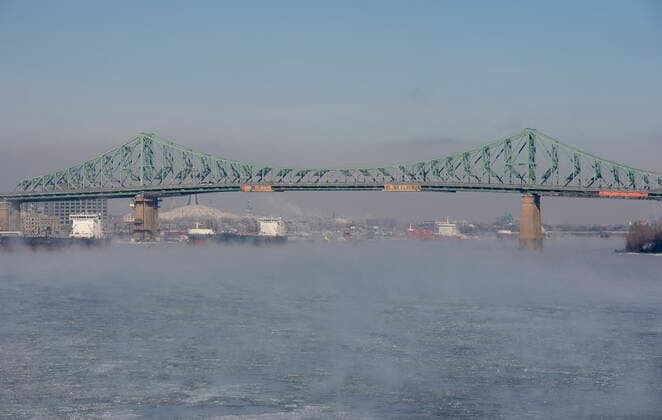 January 22, 2022, Montreal, PQ, Canada: Ice fog rises off the St. Lawerence River in Montreal, Saturday, Jan. 22, 2022. Environment Canada has issued an extreme cold warning for the region. Montreal Canada  - ZUMAc35_ 20220122_zaf_c35_006 Copyright: xGrahamxHughesx