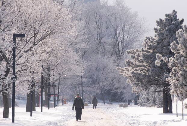 January 22, 2022, Montreal, PQ, Canada: People walk through a park as temperature dip to below -20 degrees celsius in Montreal, Saturday, Jan. 22, 2022. Environment Canada has issued an extreme cold warning for the region. Montreal Canada  - ZUMAc35_ 20220122_zaf_c35_010 Copyright: xGrahamxHughesx