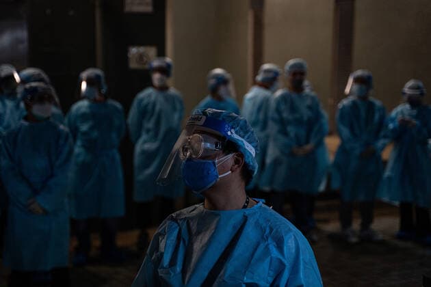 New Outbreak Coronavirus Disease Hong Kong Healthcare workers in protective clothing are seen outside a residential building at the Kwai Chung Estate public housing complex in Hong Kong, Saturday, Jan. 22, 2022. Hong Kong China  Copyright: xLeungxManxHeix originalFilename: manhei-notitle220122_npAdx.jpg