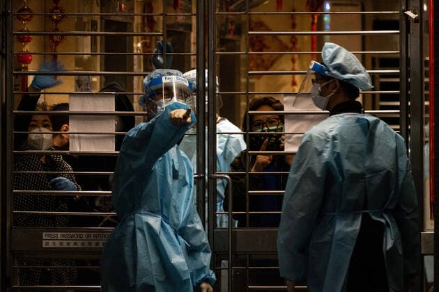 News Themen der Woche KW03 News Bilder des Tages New Outbreak Coronavirus Disease Hong Kong Medical staff in hazmat suits are stationed outside a residential building at the Kwai Chung Estate public housing complex to prevent residents from entering and leaving the building on Saturday 22 January 2022, Hong Kong Hong Kong China  Copyright: xLeungxManxHeix originalFilename: manhei-notitle220122_npunR.jpg