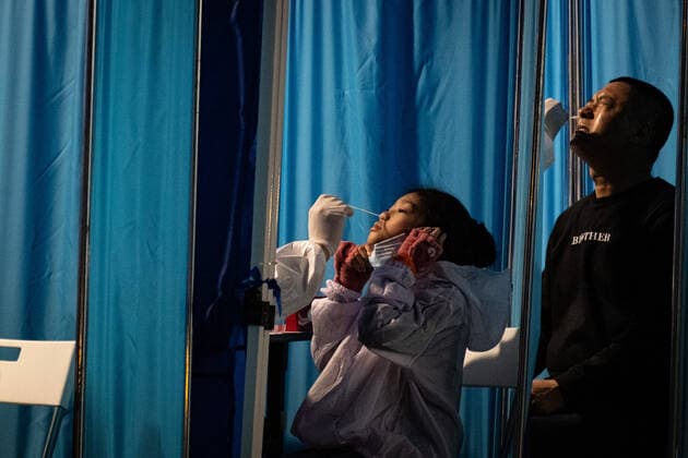 New Outbreak Coronavirus Disease Hong Kong A temporary Covid-19 testing station is used to test citizens outside a residential building at the Kwai Chung Estate public housing complex in Hong Kong, Saturday, Jan. 22, 2022. Hong Kong China  Copyright: xLeungxManxHeix originalFilename: manhei-notitle220122_npeXT.jpg
