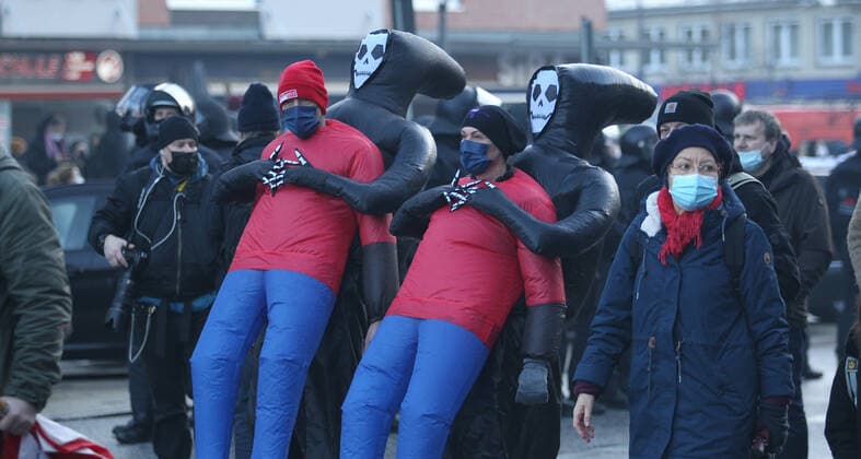 Demonstration of critics of the Corona measures in Barmbek The kick-off rally took place on Bert Kaempfert Platz From there, the protest marched in the direction of Fuhlsbüttel The demonst