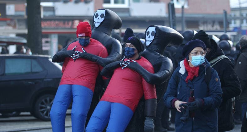 Demonstration of critics of the Corona measures in Barmbek The kick-off rally took place on Bert Kaempfert Platz From there, the protest marched in the direction of Fuhlsbüttel The demonst