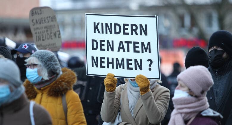 Demonstration of critics of the Corona measures in Barmbek The kick-off rally took place on Bert Kaempfert Platz From there, the protest marched in the direction of Fuhlsbüttel The demonst