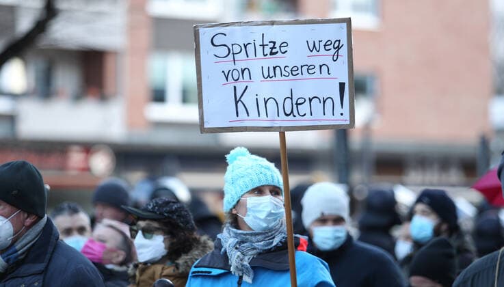 Demonstration of critics of the Corona measures in Barmbek The kick-off rally took place on Bert Kaempfert Platz From there, the protest marched in the direction of Fuhlsbüttel The demonst