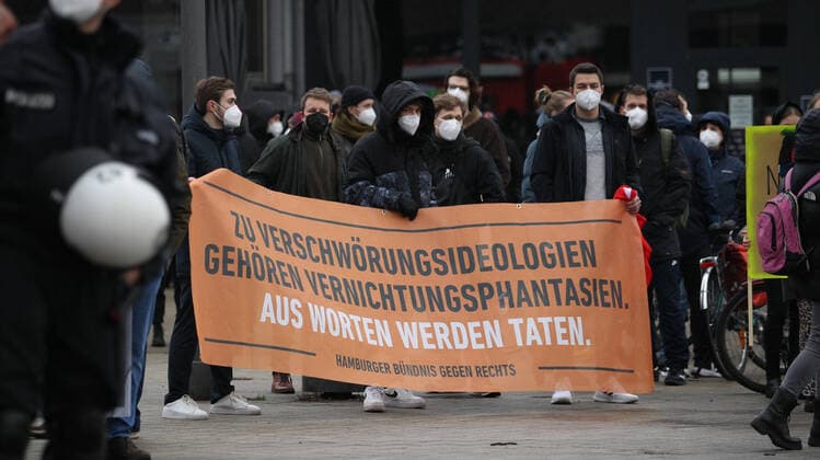 Demonstration of critics of the Corona measures in Barmbek The opening rally took place on Bert Kaempfert Platz From there, the pro