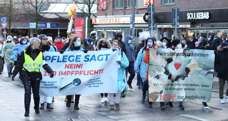 Demonstration of critics of the Corona measures in Barmbek The kick-off rally took place on Bert Kaempfert Platz From there, the protest marched in the direction of Fuhlsbüttel The demonst