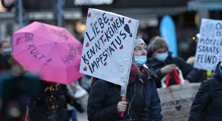 Demonstration of critics of the Corona measures in Barmbek The kick-off rally took place on Bert Kaempfert Platz From there, the protest marched in the direction of Fuhlsbüttel The demonst