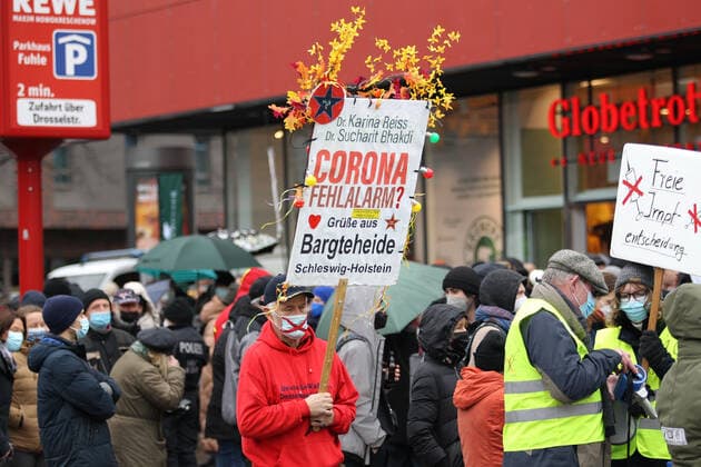 Demonstration of critics of the Corona measures in Barmbek The kick-off rally took place on Bert Kaempfert Platz From there, the protest marched in the direction of Fuhlsbüttel The demonst