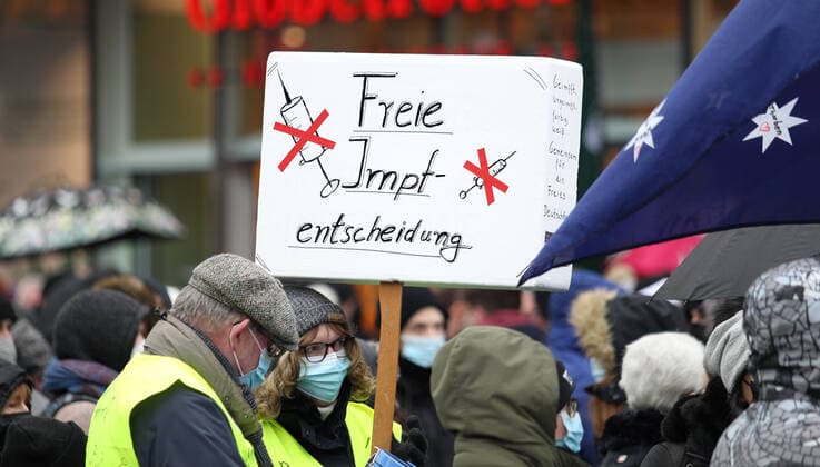 Demonstration of critics of the Corona measures in Barmbek The kick-off rally took place on Bert Kaempfert Platz From there, the protest marched in the direction of Fuhlsbüttel The demonst