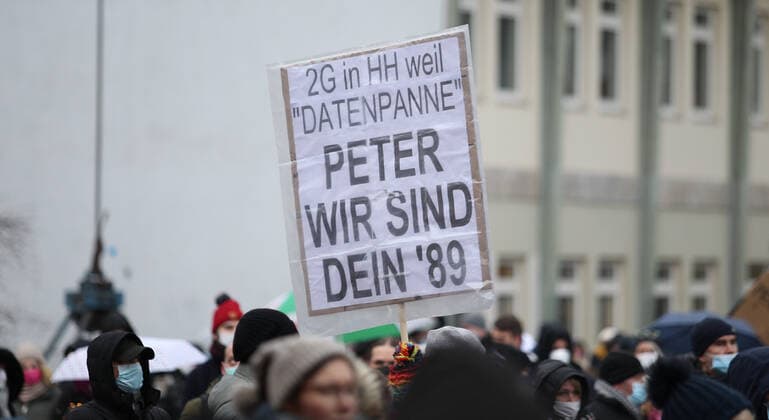 Demonstration of critics of the Corona measures in Barmbek The opening rally took place on Bert Kaempfert Platz F