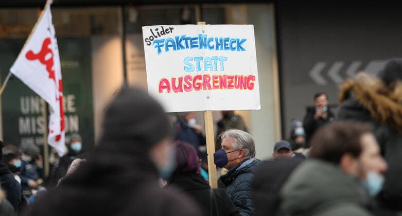 Demonstration of critics of the Corona measures in Barmbek The kick-off rally took place on Bert Kaempfert Platz From there, the protest marched in the direction of Fuhlsbüttel The demonst