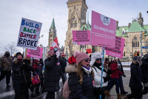 January 22, 2022, Ottawa, ON, CANADA: Demonstrators march in protest against public health measures taken by authorities to curb the spread of COVID-19, in Ottawa, Saturday, Jan. 22, 2022. Ottawa CANADA  - ZUMAc35_ 20220122_zaf_c35_014 Copyright: xMichaelxChisholmx