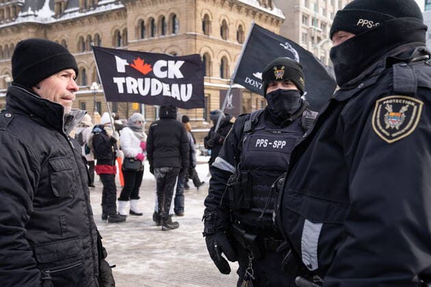 News Bilder des Tages January 22, 2022, Ottawa, ON, CANADA: Parliamentary Protective Service officers speak with a man as demonstrators protest against public health measures taken by authorities to curb the spread of COVID-19, in Ottawa, Saturday, Jan. 22, 2022. Ottawa CANADA  - ZUMAc35_ 20220122_zaf_c35_019 Copyright: xMichaelxChisholmx
