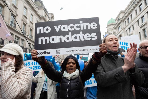 January 22, 2022, London, England, United Kingdom: Protestor seen chanting while holding a placard that says no vaccine mandates during the demonstration..By April 2022, 100k members of the NHS will have to be fully vaccinated or lose their jobs. In light of this draconian requirement, NHS nurses have come together to protest against such coercion, defending their medical freedom and accusing the government for a total mistreatment of the health workers over the pandemic. Other anti-lockdown and anti-vaccine groups have jointly protested against the restrictions imposed by the government, and threaten to take to the streets should the restrictions not be lifted by 27th Jan 2022. London United Kingdom - ZUMAs197 20220122_zaa_s197_139 Copyright: xBelindaxJlaox