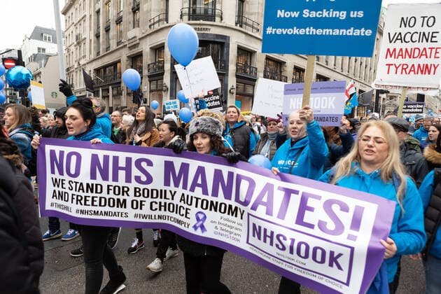 News Bilder des Tages January 22, 2022, London, England, United Kingdom: NHS nurses seen protesting and holding a banner that says No NHS mandates! we stand for bodily autonomy and freedom of choice. during the demonstration..By April 2022, 100k members of the NHS will have to be fully vaccinated or lose their jobs. In light of this draconian requirement, NHS nurses have come together to protest against such coercion, defending their medical freedom and accusing the government for a total mistreatment of the health workers over the pandemic. Other anti-lockdown and anti-vaccine groups have jointly protested against the restrictions imposed by the government, and threaten to take to the streets should the restrictions not be lifted by 27th Jan 2022. London Uni - ZUMAs197 20220122_zaa_s197_141 Copyright: xBelindaxJlaox