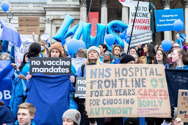 January 22, 2022, London, England, United Kingdom: Protestors seen holding placards that say no vaccine mandates and NHS hospital frontline OT for 21 years sacked for choosing bodily autonomy , against balloons that spell NHS during the demonstration..By April 2022, 100k members of the NHS will have to be fully vaccinated or lose their jobs. In light of this draconian requirement, NHS nurses have come together to protest against such coercion, defending their medical freedom and accusing the government for a total mistreatment of the health workers over the pandemic. Other anti-lockdown and anti-vaccine groups have jointly protested against the restrictions imposed by the government, and threaten to take to the streets should the restr - ZUMAs197 20220122_zaa_s197_144 Copyright: xBelindaxJlaox