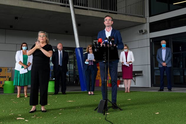 DOMINIC PERROTTET PRESSER, NSW Premier Dominic Perrottet (centre) speaks to the media during a press conference at Lidcombe Public School in Sydney, Sunday, January 23, 2022. ( NO ARCHIVING, EDITORIAL USE ONLY, NO USE IN BOOKS WITHOUT CONSENT SYDNEY NSW AUSTRALIA  Copyright: xBIANCAxDExMARCHIx 20220123001616062189