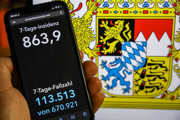 Coronavirus in Germany Covid 19 Dashboard of the Robert Koch Institute DEU, Germany, Bavaria 23 01 2022 The 7-day incidence for the state Cases last 7 days 100 000 p.e. is displayed on an iPhone, in the background the state coat of arms