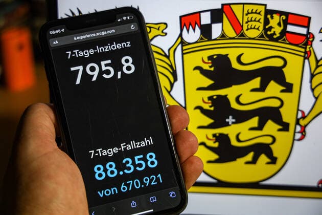 Coronavirus in Germany Covid 19 Dashboard of the Robert Koch Institute DEU, Germany, Baden Württemberg 23 01 2022 The 7-day incidence for the state Cases last 7 days 100 000 p.e. is displayed on an iPhone, in the background the state coat of arms