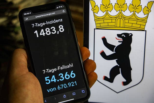 Coronavirus in Germany Covid 19 Dashboard of the Robert Koch Institute DEU, Germany, Berlin 23 01 2022 The 7-day incidence for the state Cases last 7 days 100 000 p.e. is displayed on an iPhone, with the states coat of arms in the background