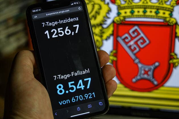 Coronavirus in Germany Covid 19 Dashboard of the Robert Koch Institute DEU, Germany, Bremen 23 01 2022 The 7-day incidence for the state Cases last 7 days 100 000 p.e. is displayed on an iPhone, in the background the state coat of arms