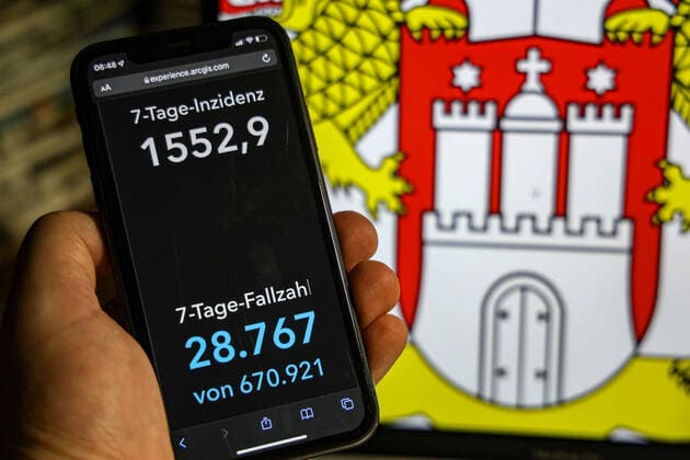 Coronavirus in Germany Covid 19 Dashboard of the Robert Koch Institute DEU, Germany, Hamburg 23 01 2022 The 7-day incidence for the state Cases last 7 days 100 000 p.e. is displayed on an iPhone, with the states coat of arms in the background