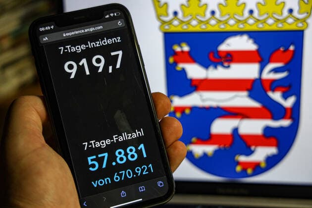 Coronavirus in Germany Covid 19 Dashboard of the Robert Koch Institute DEU, Germany, Hesse 23 01 2022 The 7-day incidence for the state Cases last 7 days 100 000 p.e. is displayed on an iPhone, with the state coat of arms in the background.