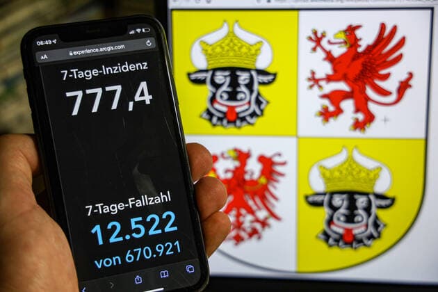 Coronavirus in Germany Covid 19 Dashboard of the Robert Koch Institute DEU, Germany, Mecklenburg Vorpommern 23 01 2022 The 7-day incidence for the state Cases last 7 days 100 000 PE is displayed on an iPhone, with the state coat of arms in the background.