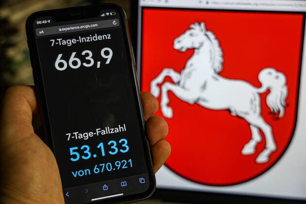 Coronavirus in Germany Covid 19 Dashboard of the Robert Koch Institute DEU, Germany, Lower Saxony 23 01 2022 The 7-day incidence for the state Cases last 7 days 100 000 p.e. is displayed on an iPhone, in the background the state coat of arms