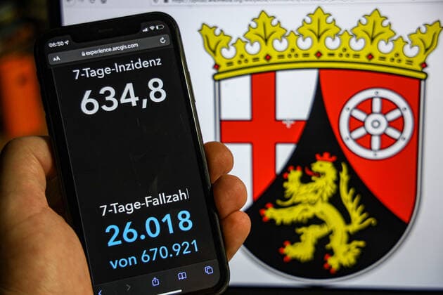 Coronavirus in Germany Covid 19 Dashboard of the Robert Koch Institute DEU, Germany, Rhineland-Palatinate 23 01 2022 The 7-day incidence for the state Cases last 7 days 100 000 p.e. is displayed on an iPhone, with the state coat of arms in the background