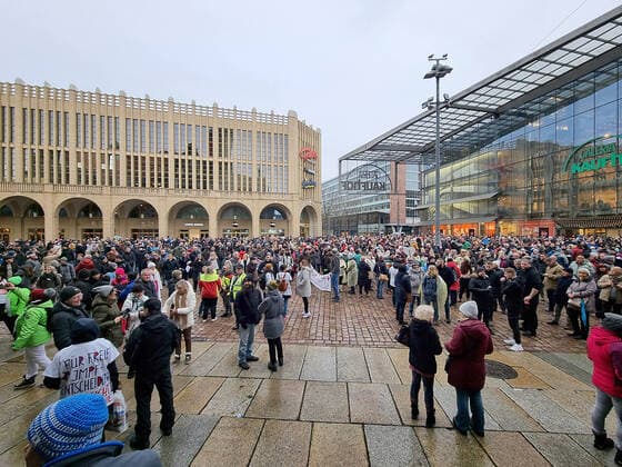 Demo against compulsory vaccination 22 01 2022, Chemnitz, demo against compulsory vaccination On Saturday, several thousand people demonstrated at a registered demonstration in Chemnitz in front of the city hall against compulsory vaccination in nursing and health care Among them were many caregivers, nurses and members of the emergency