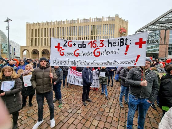 Demo against compulsory vaccination 22 01 2022, Chemnitz, demo against compulsory vaccination On Saturday, several thousand people demonstrated at a registered demonstration in Chemnitz in front of the city hall against compulsory vaccination in nursing and health care Among them were many caregivers, nurses and members of the emergency
