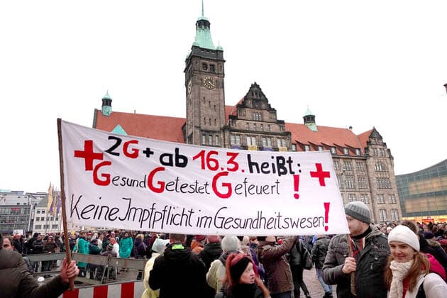 Demo against compulsory vaccination 22 01 2022, Chemnitz, demo against compulsory vaccination On Saturday, several thousand people demonstrated at a registered demonstration in Chemnitz in front of the city hall against compulsory vaccination in nursing and health care Among them were many caregivers, nurses and members of the emergency