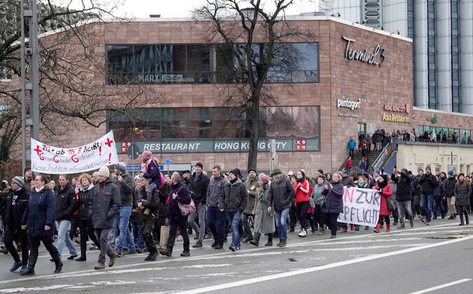 Demo against compulsory vaccination 22 01 2022, Chemnitz, demo against compulsory vaccination On Saturday, several thousand people demonstrated at a registered demonstration in Chemnitz in front of the city hall against compulsory vaccination in nursing and health care Among them were many caregivers, nurses and members of the emergency
