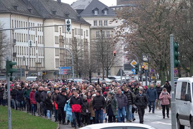 Demo against compulsory vaccination 22 01 2022, Chemnitz, demo against compulsory vaccination On Saturday, several thousand people demonstrated at a registered demonstration in Chemnitz in front of the city hall against compulsory vaccination in nursing and health care Among them were many caregivers, nurses and members of the emergency