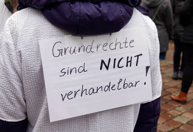 Demo against compulsory vaccination 22 01 2022, Chemnitz, demo against compulsory vaccination On Saturday, several thousand people demonstrated at a registered demonstration in Chemnitz in front of the city hall against compulsory vaccination in nursing and health care Among them were many caregivers, nurses and members of the emergency