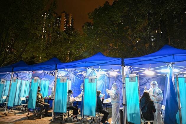 (220123) -- HONG KONG, Jan. 23, 2022 () -- Residents take COVID-19 tests in Kwai Chung of Hong Kong, south China, Jan. 23, 2022. Hong Kong reported 140 new cases of COVID-19 over the past 24 hours on Sunday, taking the total tally to 13,286, according to data from the Center for Health Protection. () CHINA-HONG KONG-COVID-19-CASES (CN) Xinhua 