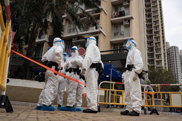 News Bilder des Tages January 23, 2022, Hong Kong, China: Police officers in protective gear guard at the lockdown area in Kwai Chung Estate..Beginning with the Yat Kwai House at Kwai Chung Estate, the five-day Covid-19 lockdown now has been extended to neighboring buildings. After the health authorities found over 100 Covid-19 positive cases in one day at the the Kwai Chung public housing estate, four other buildings in the estate were placed under an overnight lockdown for residents to be tested. Hong Kong China - ZUMAs197 20220123_zaa_s197_046 Copyright: xDominicxChiux
