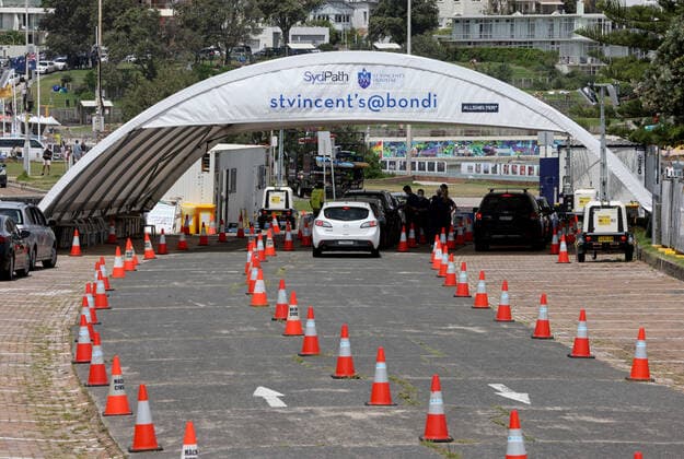 NSW CORONAVIRUS COVID19, People are tested for COVID-19 at a drive through facility in Sydney, Monday, January 24, 2022. NSW reported its lowest daily COVID-19 tally this year on Monday with 15,091 new cases. ( NO ARCHIVING, EDITORIAL USE ONLY, NO USE IN BOOKS WITHOUT CONSENT SYDNEY NSW AUSTRALIA  Copyright: xDAMIANxSHAWx 20220124001616495872