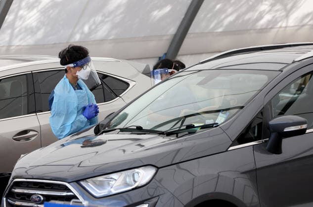 NSW CORONAVIRUS COVID19, People are tested for COVID-19 at a drive through facility in Sydney, Monday, January 24, 2022. NSW reported its lowest daily COVID-19 tally this year on Monday with 15,091 new cases. ( NO ARCHIVING, EDITORIAL USE ONLY, NO USE IN BOOKS WITHOUT CONSENT SYDNEY NSW AUSTRALIA  Copyright: xDAMIANxSHAWx 20220124001616495916