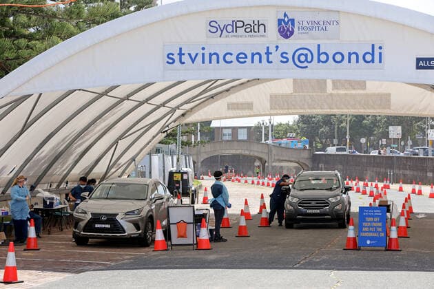 NSW CORONAVIRUS COVID19, People are tested for COVID-19 at a drive through facility in Sydney, Monday, January 24, 2022. NSW reported its lowest daily COVID-19 tally this year on Monday with 15,091 new cases. ( NO ARCHIVING, EDITORIAL USE ONLY, NO USE IN BOOKS WITHOUT CONSENT SYDNEY NSW AUSTRALIA  Copyright: xDAMIANxSHAWx 20220124001616495984