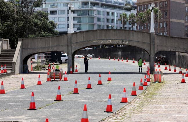 NSW CORONAVIRUS COVID-19, Workers at drive through COVID-19 testing facility at Bondi Beach in Sydney, Monday, January 24, 2022. NSW reported its lowest daily COVID-19 tally this year on Monday with 15,091 new cases. ( NO ARCHIVING, EDITORIAL USE ONLY, NO USE IN BOOKS WITHOUT CONSENT SYDNEY NSW AUSTRALIA  Copyright: xDAMIANxSHAWx 20220124001616496248